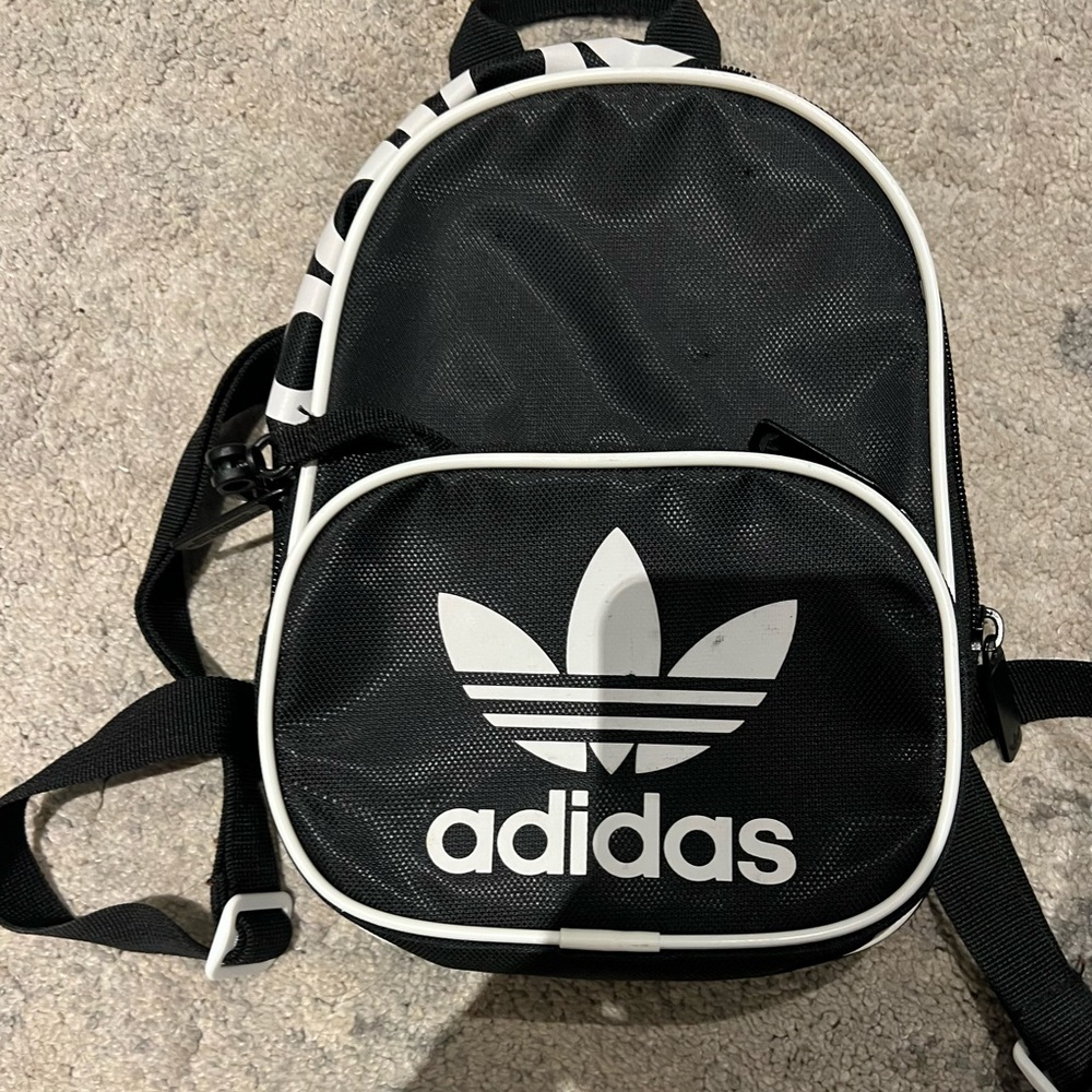 Adidas black mini back pack 🖤